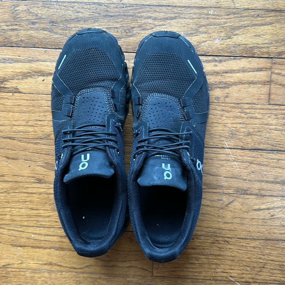 OnCloud black running sneakers